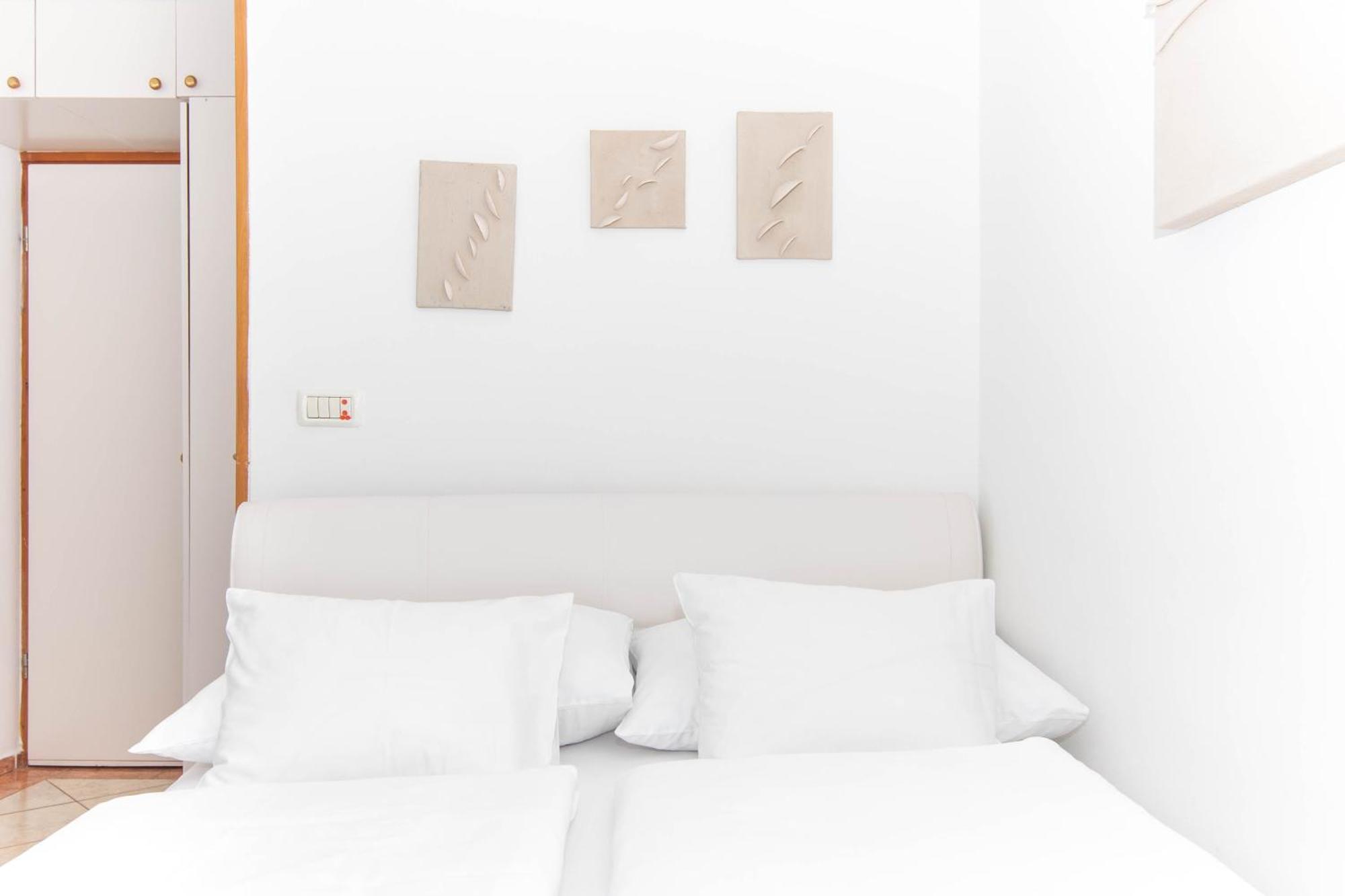 לינה וארוחת בוקר פיראן Bed And Brekfast Donatella מראה חיצוני תמונה