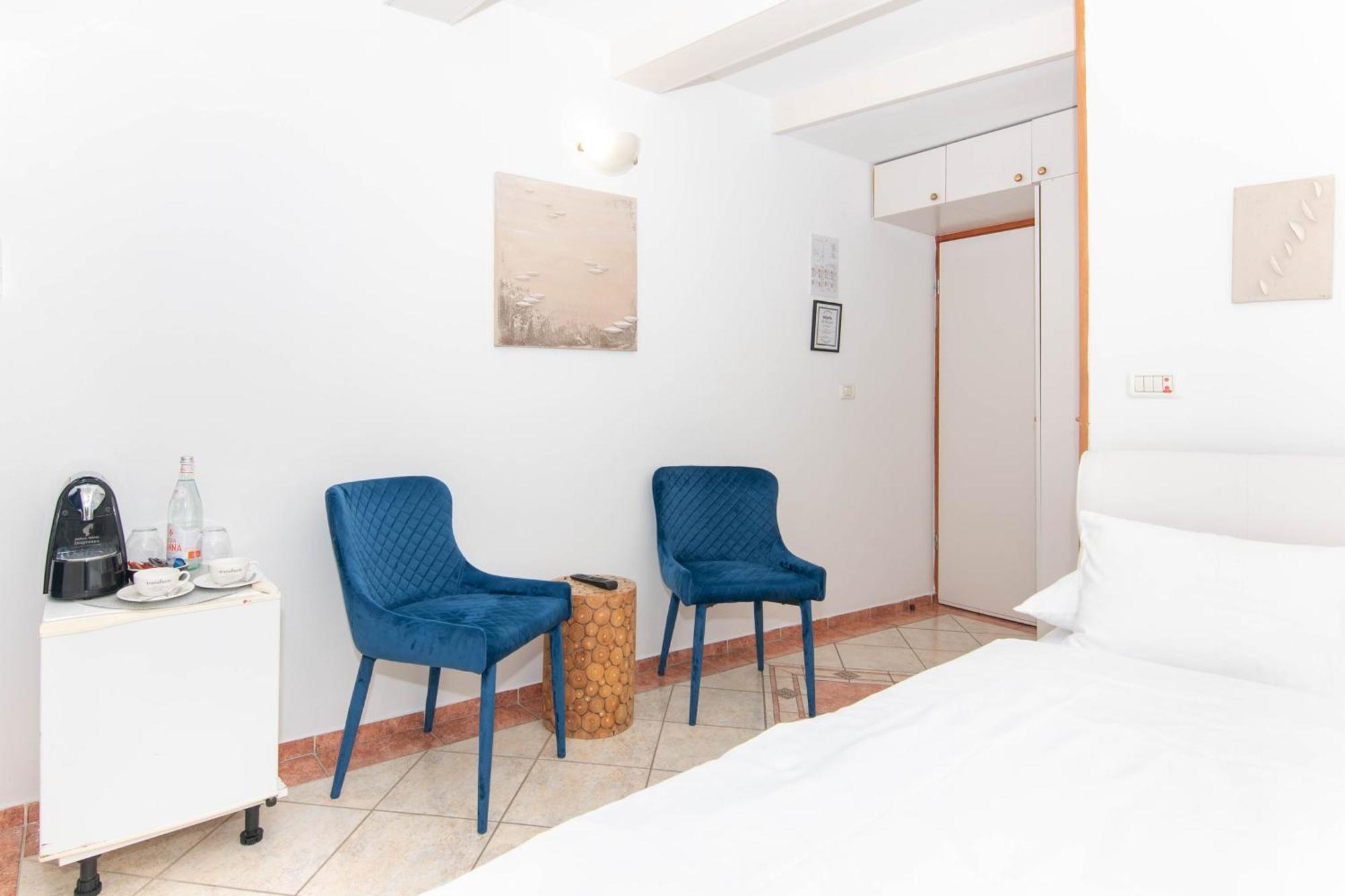 לינה וארוחת בוקר פיראן Bed And Brekfast Donatella מראה חיצוני תמונה