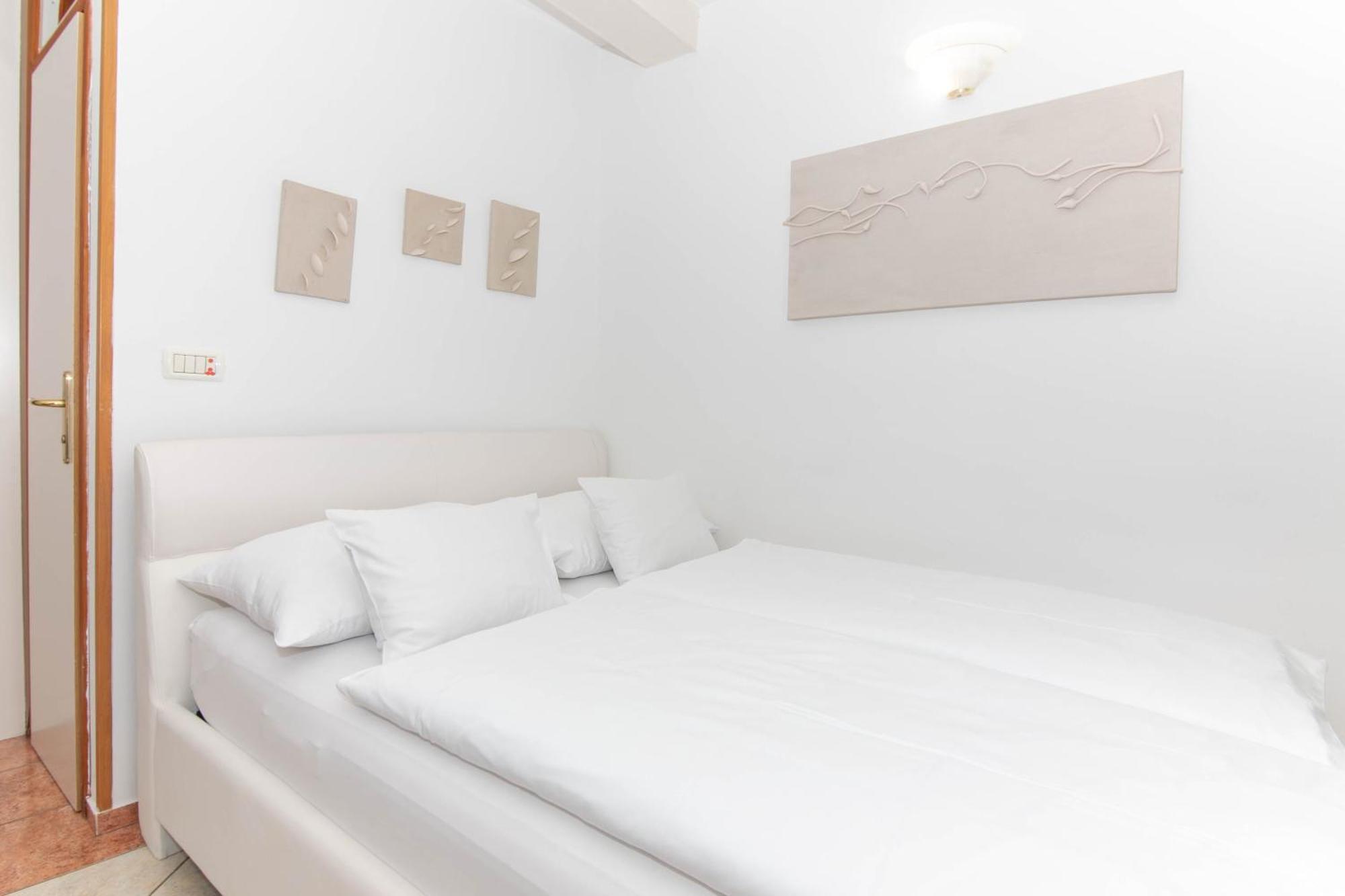 לינה וארוחת בוקר פיראן Bed And Brekfast Donatella מראה חיצוני תמונה