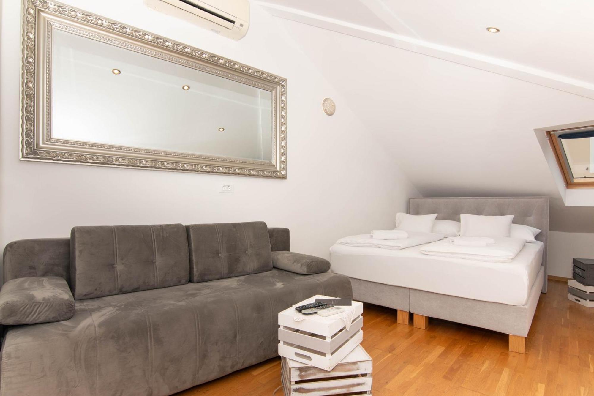 לינה וארוחת בוקר פיראן Bed And Brekfast Donatella מראה חיצוני תמונה