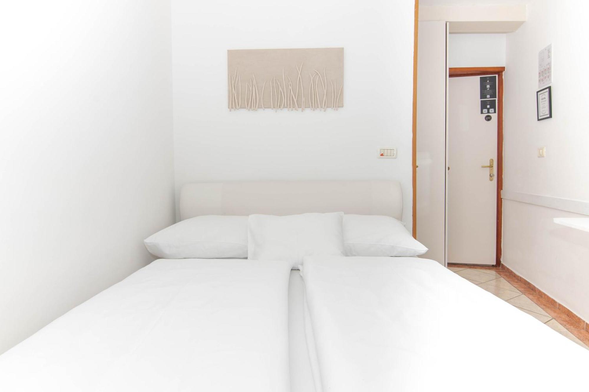 לינה וארוחת בוקר פיראן Bed And Brekfast Donatella מראה חיצוני תמונה