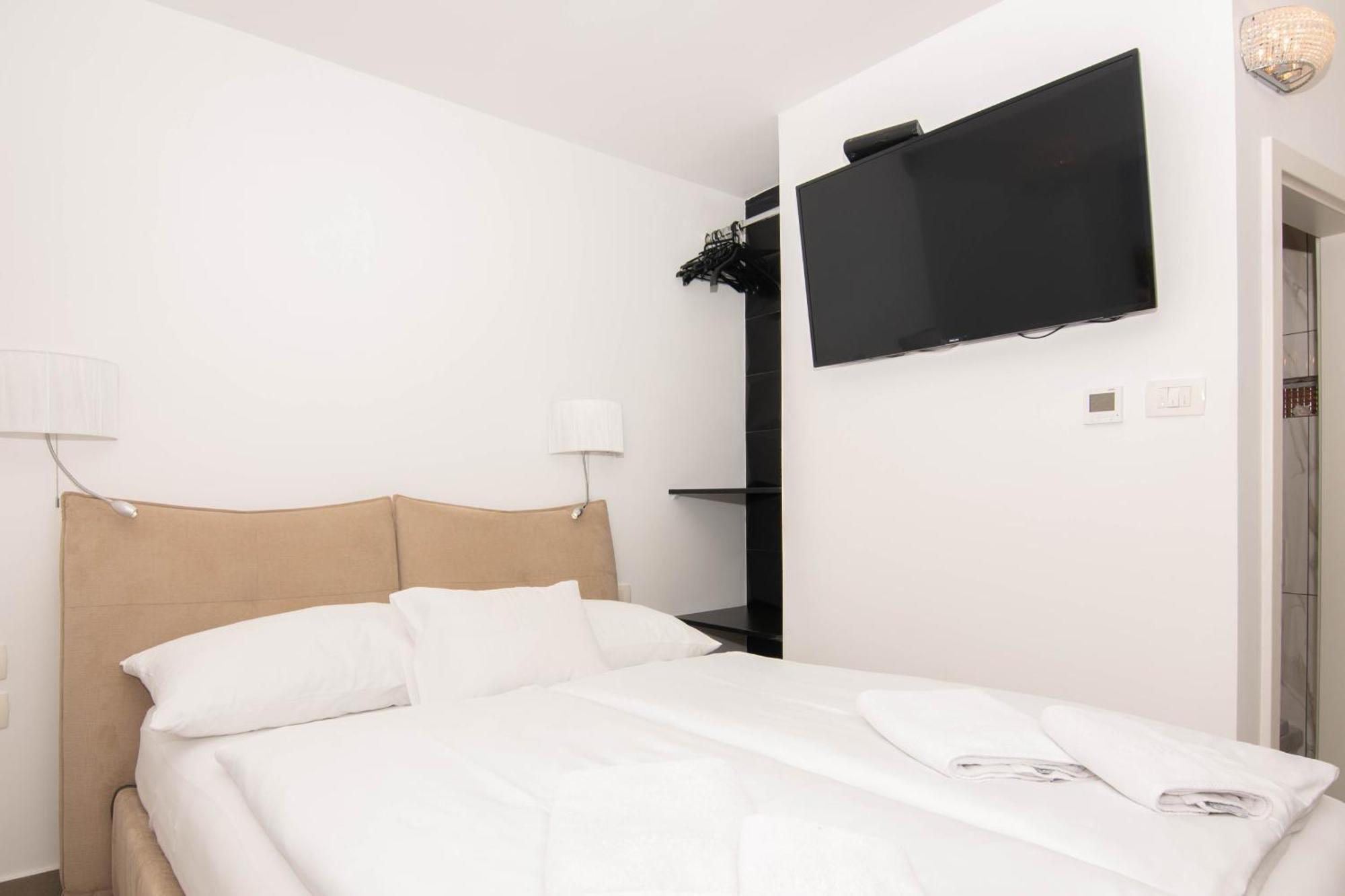 לינה וארוחת בוקר פיראן Bed And Brekfast Donatella מראה חיצוני תמונה